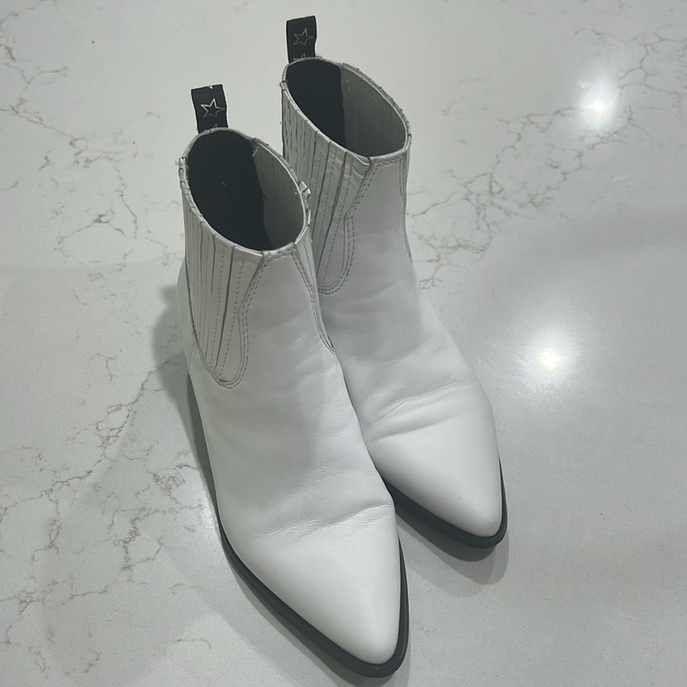 Steve Madden Rare Cowboy Style White Leather Bootie Black Heel & Star Detail Sz7 - Picture 5 of 8